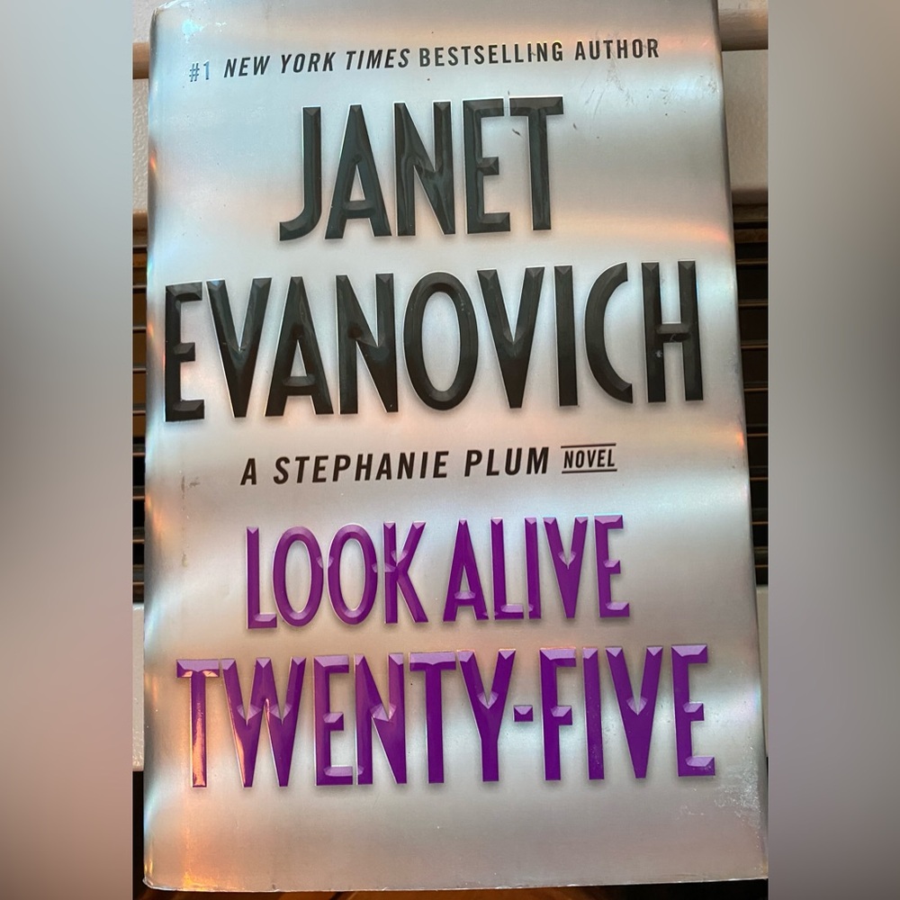 Look Alive Twenty-five by Janet Evanovich *